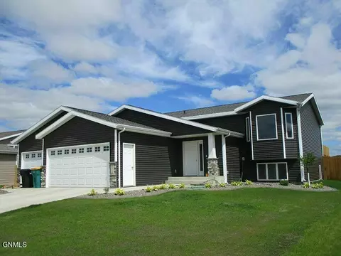 5012 Hitchcock Dr, Bismarck, ND 58503