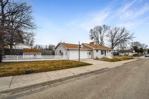 204 E Highland Dr, Williston, ND 58801 photo 2