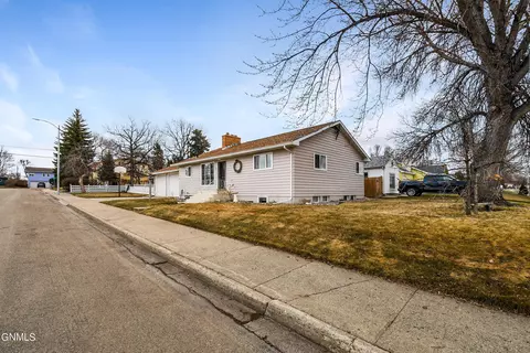204 E Highland Dr, Williston, ND 58801 photo 3