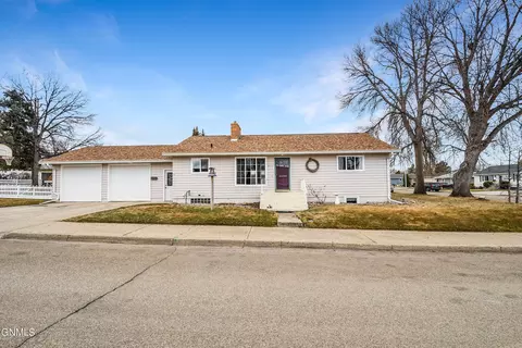 204 E Highland Dr, Williston, ND 58801 photo 1
