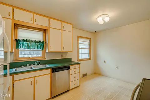 1309 Apache St, Bismarck, ND 58501 photo 2