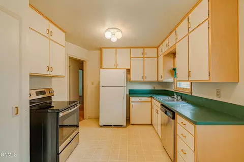 1309 Apache St, Bismarck, ND 58501 photo 5