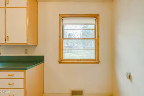 1309 Apache St, Bismarck, ND 58501 photo 4