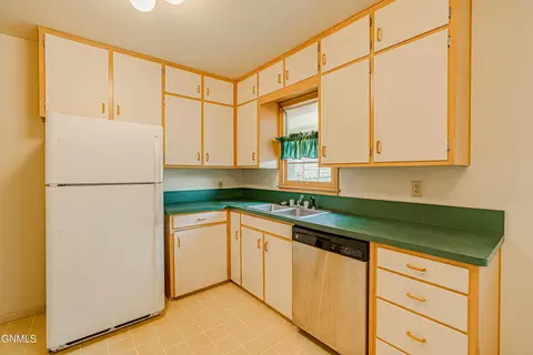 1309 Apache St, Bismarck, ND 58501 photo 6