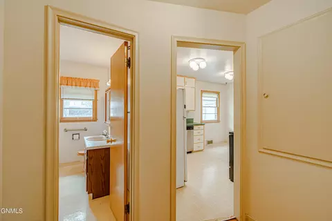 1309 Apache St, Bismarck, ND 58501 photo 9