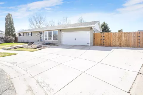 2331 17th Cir W, Williston, ND 58801 photo 3