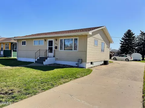 603 15th St S, Bismarck, ND 58504