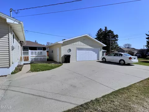 603 15th St S, Bismarck, ND 58504 photo 4