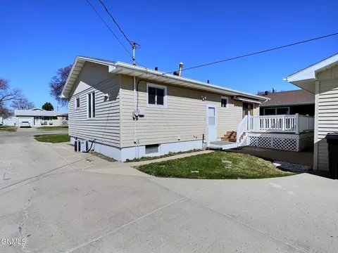 603 15th St S, Bismarck, ND 58504 photo 2