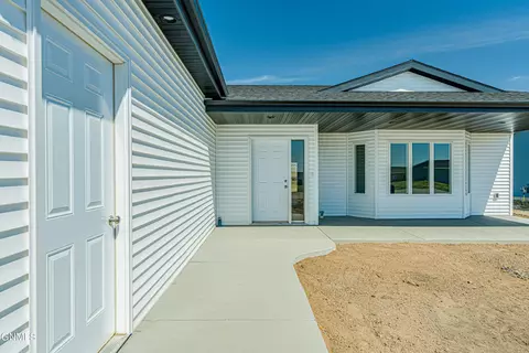 4824 E Calgary Ave, Bismarck, ND 58503 photo 2