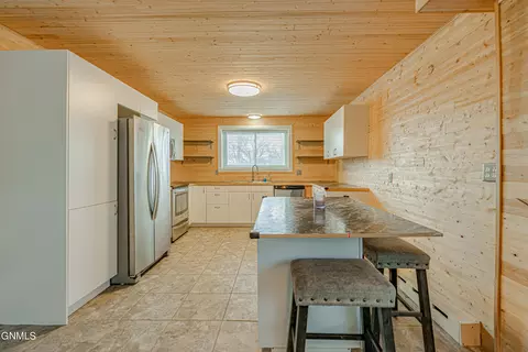 2420 Avenue C E, Bismarck, ND 58501 photo 2