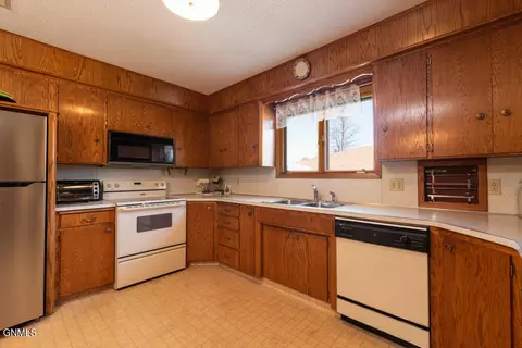604 Capital Ave, Bismarck, ND 58501 photo 9