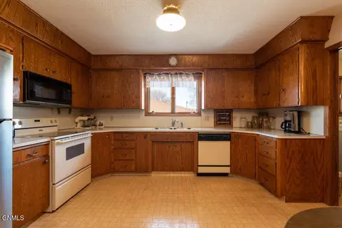 604 Capital Ave, Bismarck, ND 58501 photo 8