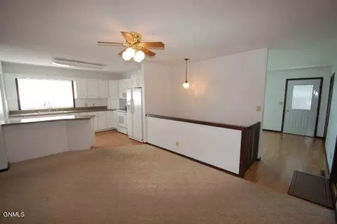 304 11th St SE, Sidney, MT 59270 photo 4
