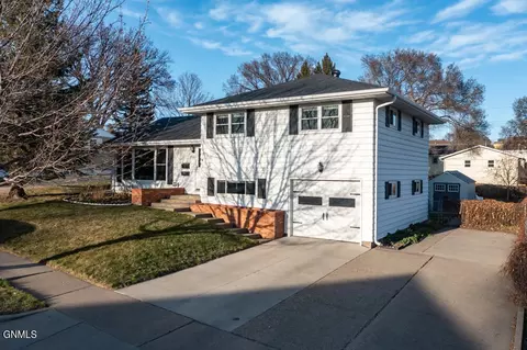 1705 6th St N, Bismarck, ND 58501