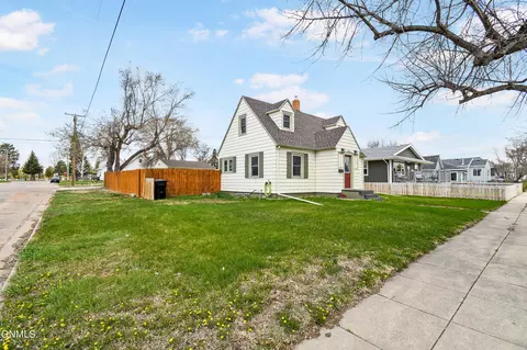 801 8th Ave W, Williston, ND 58801 photo 2