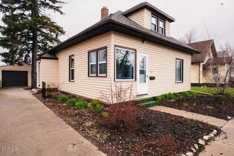 410 8th Ave SE, Jamestown, ND 58401