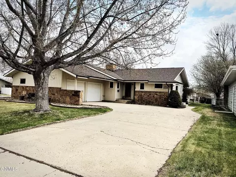 1716 Rose Ln, Williston, ND 58801