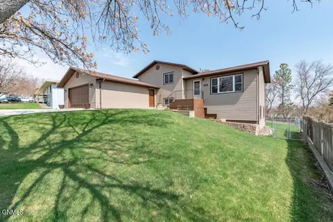 1508 Custer Dr NW, Mandan, ND 58554 photo 2