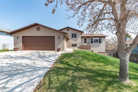 1508 Custer Dr NW, Mandan, ND 58554 photo 1