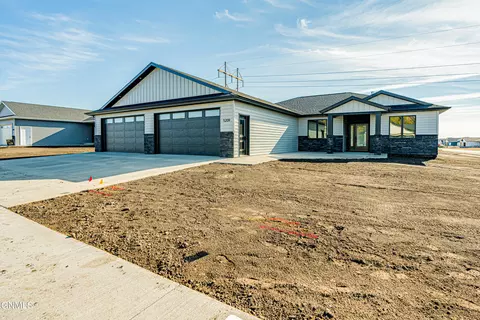 5209 Hendrickson Dr, Bismarck, ND 58501