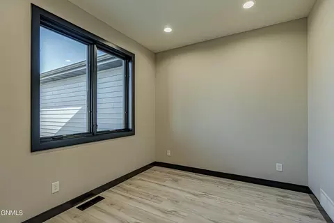 5209 Hendrickson Dr, Bismarck, ND 58501 photo 29