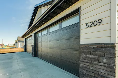 5209 Hendrickson Dr, Bismarck, ND 58501 photo 2