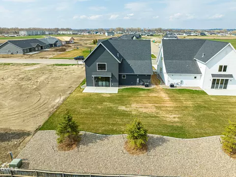 307 Lennox Dr, Bismarck, ND 58504 photo 3