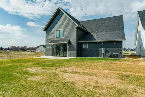 307 Lennox Dr, Bismarck, ND 58504 photo 17