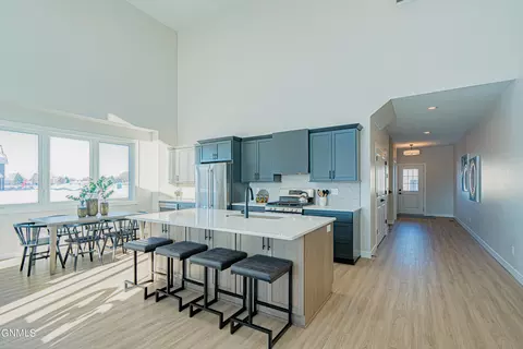 307 Lennox Dr, Bismarck, ND 58504 photo 4