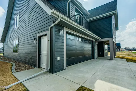 307 Lennox Dr, Bismarck, ND 58504 photo 13