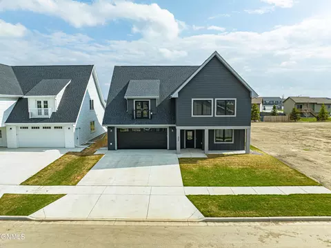 307 Lennox Dr, Bismarck, ND 58504 photo 2