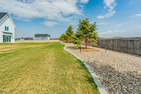 307 Lennox Dr, Bismarck, ND 58504 photo 16