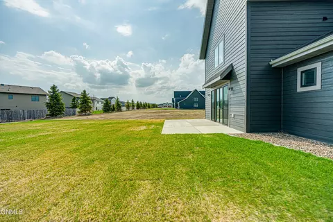 307 Lennox Dr, Bismarck, ND 58504 photo 21