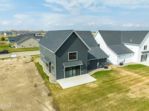 307 Lennox Dr, Bismarck, ND 58504 photo 29