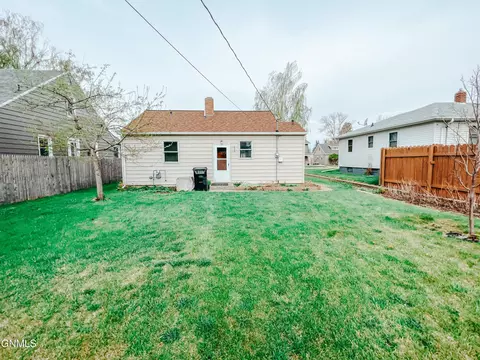 1112 1st Ave E, Williston, ND 58801 photo 5