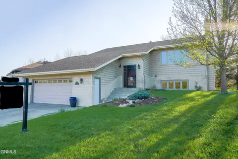 1837 Wood Moor Pl, Bismarck, ND 58501
