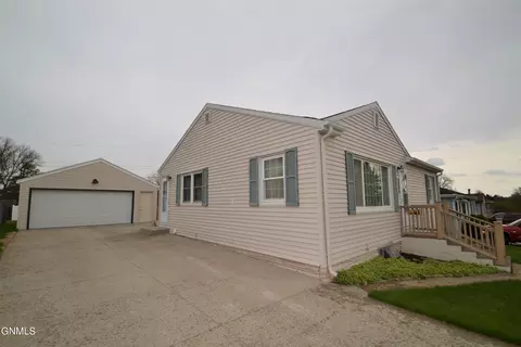 1724 7th St, Bismarck, ND 58501