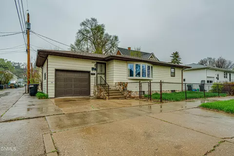 204 3rd St NW, Mandan, ND 58554 photo 2