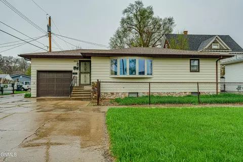 204 3rd St NW, Mandan, ND 58554