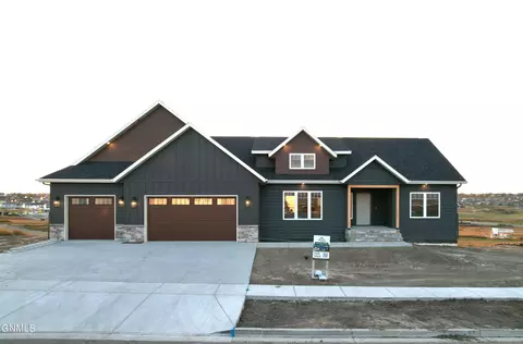 4401 Elk Ridge Dr, Bismarck, ND 58503