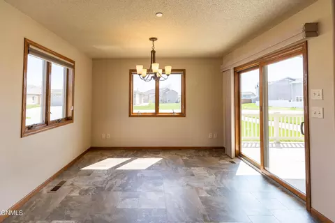 2511 Michael Ln SE, Mandan, ND 58554 photo 5