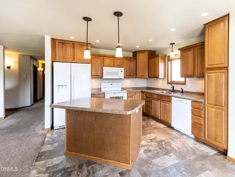 2511 Michael Ln SE, Mandan, ND 58554 photo 3