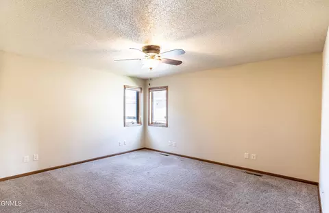 2511 Michael Ln SE, Mandan, ND 58554 photo 9