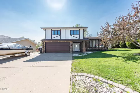 1031 Dell Ave, Dickinson, ND 58601