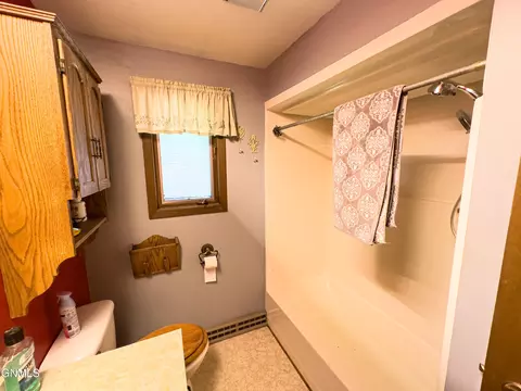 Bath - 5419 134th Ave NW, Williston, ND 58801 photo 2 of 4