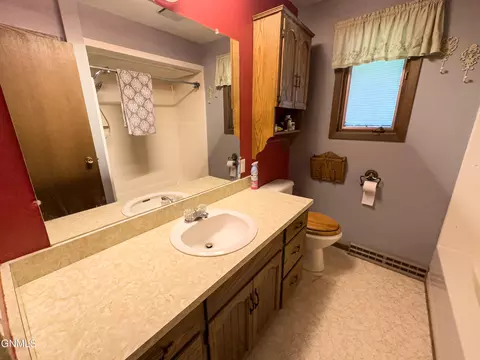 Bath - 5419 134th Ave NW, Williston, ND 58801 photo 1 of 4
