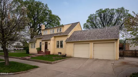 404 C Ave E, Bismarck, ND 58501