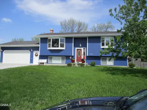 1063 Custer Dr, Washburn, ND 58577