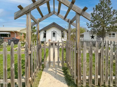 317 1st St SE, Stanley, ND 58784
